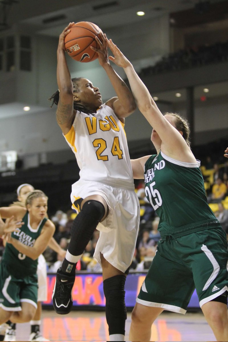 jgrohoske9's tweet image. It&apos;s not every day when you take photos of a @VCUAthletics @VCUWBB student-athlete that 10 years later, you get to capture them in the @WNBA playing for @chicagosky. @RobynP___ 👏 👏 

#PerksOfTheJob #SkyTown #TeamCanon