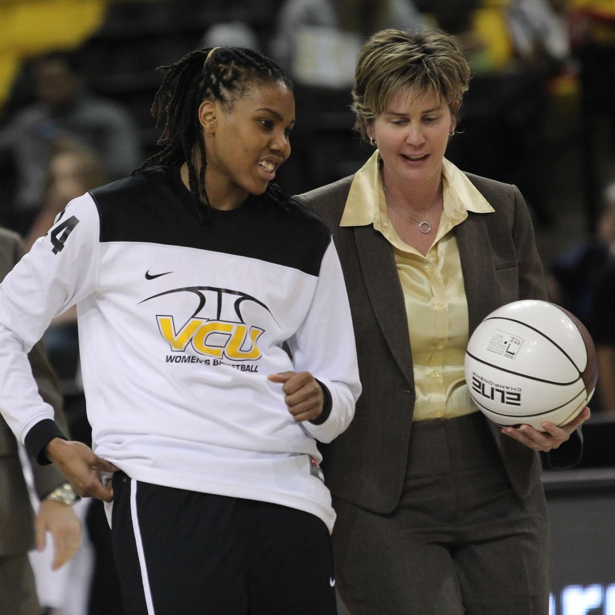 jgrohoske9's tweet image. It&apos;s not every day when you take photos of a @VCUAthletics @VCUWBB student-athlete that 10 years later, you get to capture them in the @WNBA playing for @chicagosky. @RobynP___ 👏 👏 

#PerksOfTheJob #SkyTown #TeamCanon