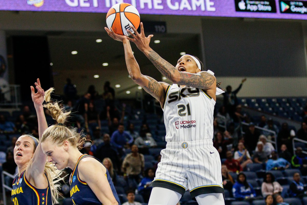 jgrohoske9's tweet image. It&apos;s not every day when you take photos of a @VCUAthletics @VCUWBB student-athlete that 10 years later, you get to capture them in the @WNBA playing for @chicagosky. @RobynP___ 👏 👏 

#PerksOfTheJob #SkyTown #TeamCanon