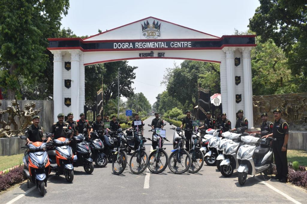 PROdefprayagraj's tweet photo. #MissionLife
#ChooseLife
Soldiers of Dogra Regiment Centre located at Ayodhya proudly showcased E-mobility initiative taken by them to reduce carbon footprint. By using E-Vehicles the training centre has saved over 7000 liters of fossil fuel. https://t.co/UYs11HjAya