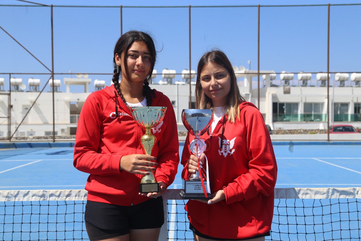 GauMedia's tweet photo. 12 TAKIMLI YARIŞMADAN BİRİNCİ ÇIKTIK
Türkiye Üniversiteler arası şampiyonada GAÜ Kız Tenis Takımı’nın şampiyon olmasının ardından Girne Amerikan Üniversitesi Spor Koordinatörü Yrd. Doç. Dr. Muzaffer Doğgün açıklamalarda bulundu. @akpinar_serhat  @HudaHudaverdi https://t.co/zBL2ngk2DC