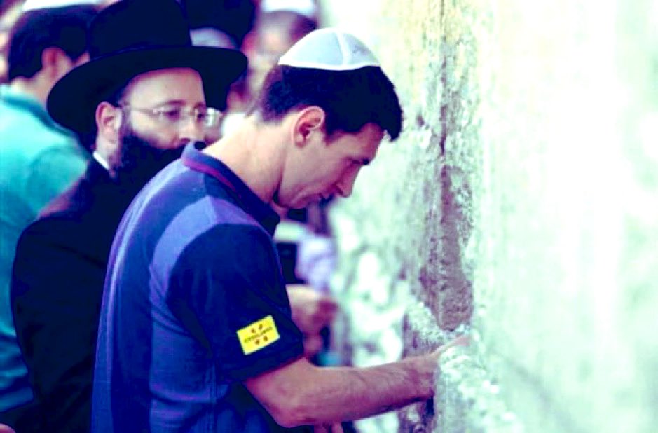 Mr__Designer's tweet image. مستحيل جداً أن يكون #ميسي_هلالي 

أولاً 
لا مقارنة بينه وبين رونالدو و بنزيما كعبهم عالي عليه 

ثانيا 
ي ه و د ي و يتبع لأجندة من سابع المستحيلات حضوره للهلال 

ثالثا 

#الهلال كان صرحاً من خيال .. فهوى 

الدعاء يصنع المستحيلات لعودة الهلال يا هلاليين 🤲🏻
'

 #Messi𓃵