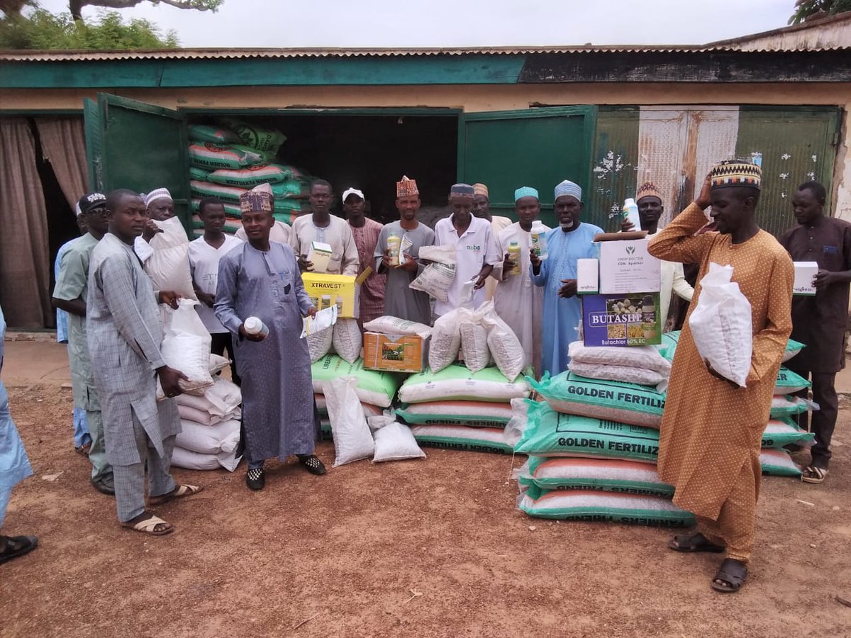 NigeriaSasakawa's tweet image. In Gwarzo LGA, we have distributed #farminputs to farmers in communities through the @KanoPastoral to establish 39 Demos &amp;amp; Community-Based Seed Multiplication plots to promote new technologies/Good Agronomic Practices GAPs funded by @isdb_group &amp;amp; @LLF_fund