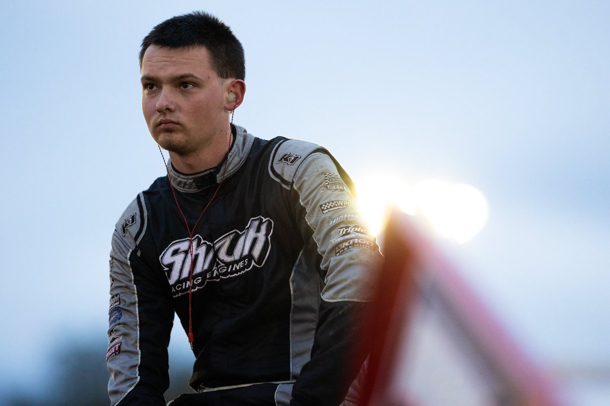 ✍️ 𝗔𝘂𝘁𝗼𝗴𝗿𝗮𝗽𝗵 𝗦𝗲𝘀𝘀𝗶𝗼𝗻 ✍️

This Saturday at <a href="/knoxvilleraces/">Knoxville Raceway</a>, <a href="/DavidGravel/">David Gravel</a>, <a href="/spencerbayston/">Spencer Bayston</a>, &amp; <a href="/Rprice21/">Robbie price</a> will be signing autographs from 4:30-5:00pm!

Gravel &amp; Bayston will be at their merch trailers, and Price will be in the Fan Zone.