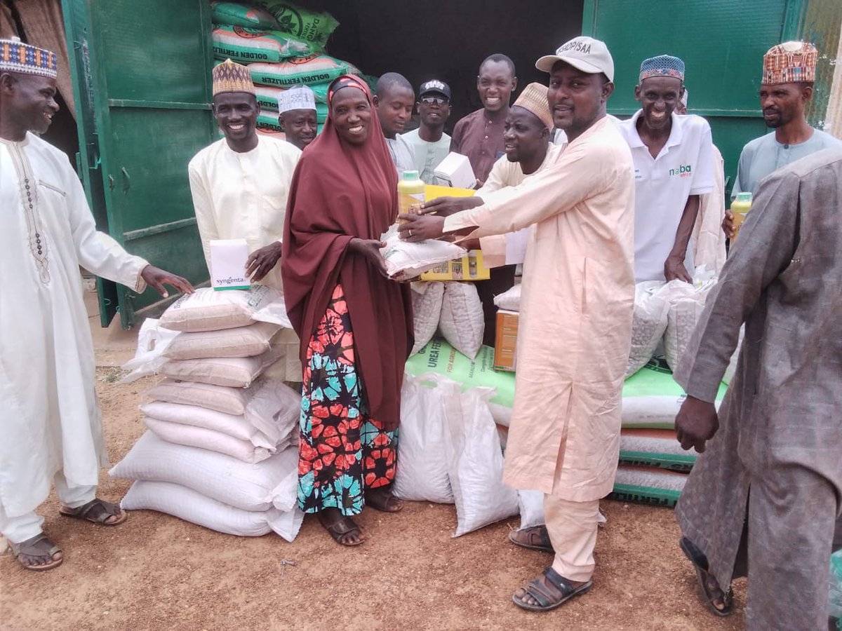 NigeriaSasakawa's tweet image. In Gwarzo LGA, we have distributed #farminputs to farmers in communities through the @KanoPastoral to establish 39 Demos &amp;amp; Community-Based Seed Multiplication plots to promote new technologies/Good Agronomic Practices GAPs funded by @isdb_group &amp;amp; @LLF_fund