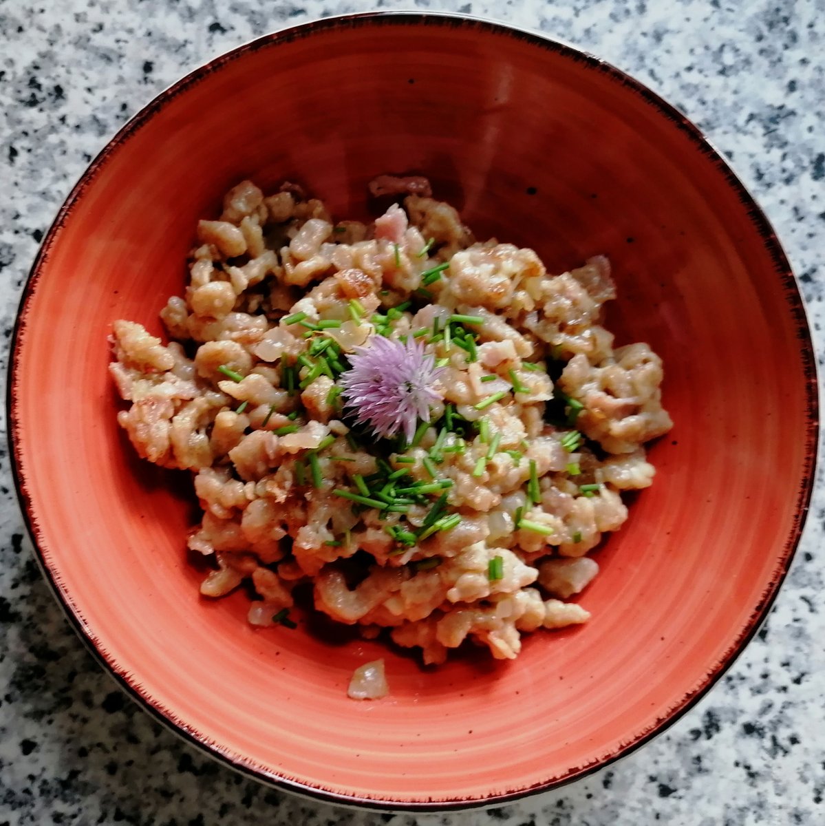 MikeKocht's tweet photo. Wieder einmal #Spätzle oder doch #Knöpfle im #Twooking
Egal, sie schmecken einfach mit Speck und Käse
Einfach, günstig, gut und der Salat von #Rohnen (roten Rüben) mit #Kren (Meerrettich) passt einfach

https://t.co/ehts1zfTmY https://t.co/vGvtmXP3pp
