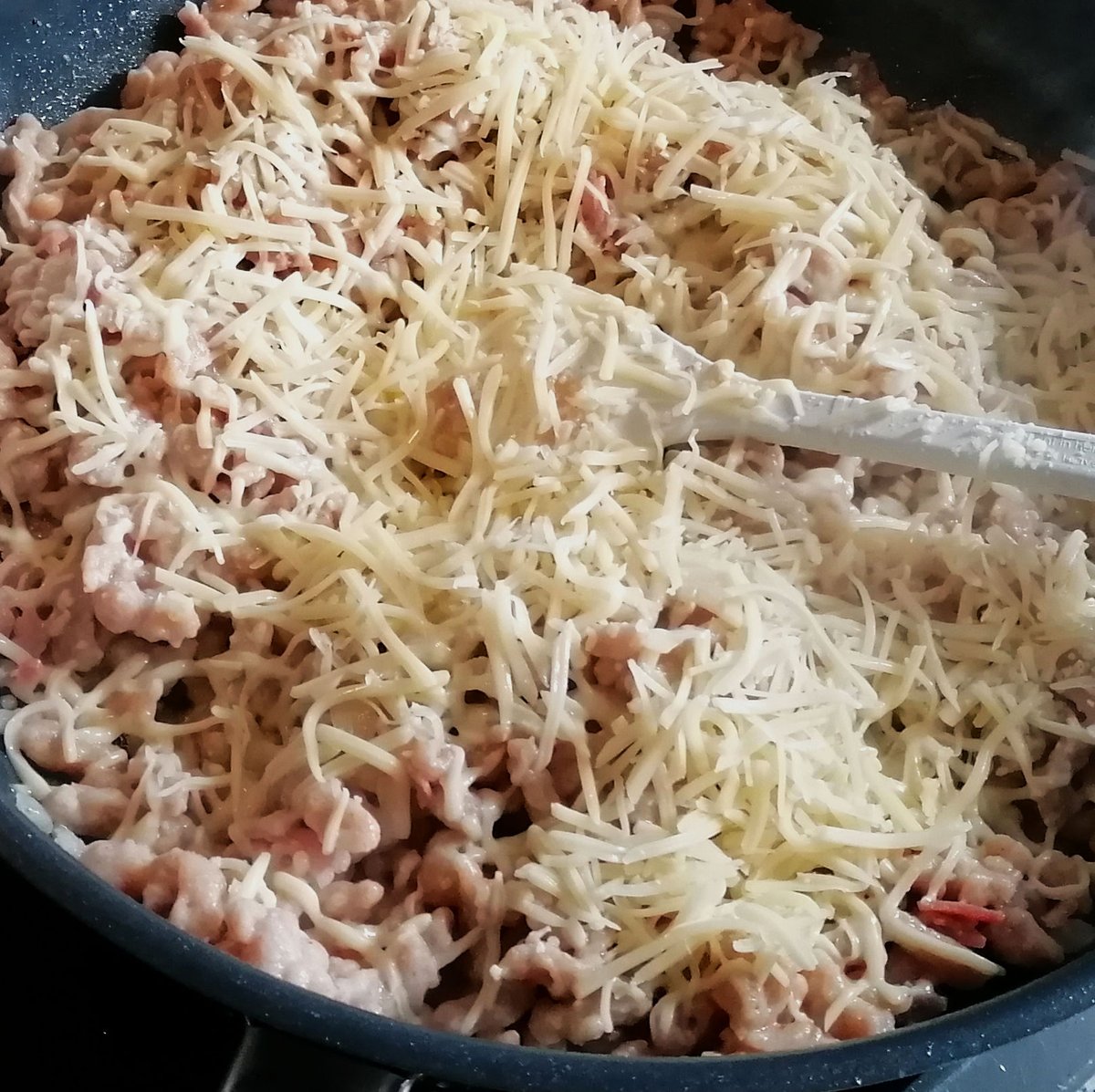MikeKocht's tweet photo. Wieder einmal #Spätzle oder doch #Knöpfle im #Twooking
Egal, sie schmecken einfach mit Speck und Käse
Einfach, günstig, gut und der Salat von #Rohnen (roten Rüben) mit #Kren (Meerrettich) passt einfach

https://t.co/ehts1zfTmY https://t.co/vGvtmXP3pp