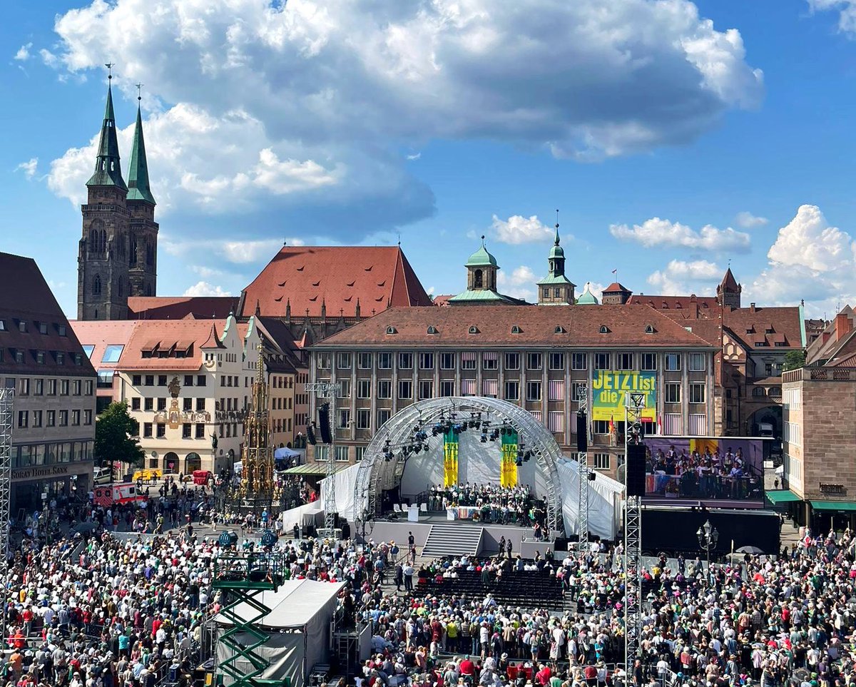 kirchentag_de's tweet photo. Wir freuen uns viel Begeisterung für den #Kirchentag und 30.000 Menschen bei den Eröffnungsgottesdiensten zu spüren. 20.000 erlebten die Eröffnung auf Hauptmarkt und Jakobsplatz. 10.000 auf Kornmarkt und Hallplatz. https://t.co/SzcTievm1G
