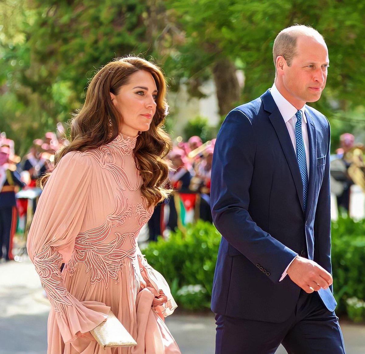 Beautiful souls🤩 A food bank run by a Swansea church had all its food and toys stolen over the weekend. Last year, Prince William &amp; Catherine visited the church and Today Rev Steve Bunting says that Kensington Palace called him today to offer to replace all that was stolen😍👏🏽