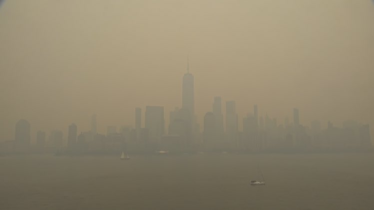 TheoLaubry's tweet image. La situation ne s’arrange pas à New York où l’épaisse fumée provenant des feux de forêt au Canada continue d’étouffer la ville. La skyline de Manhattan est à peine visible. Vision quasi-apocalyptique.