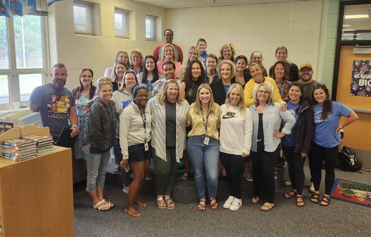 MacBailes's tweet photo. Surrounded by the best @DixieMagnet as we wrap up day 3 of our @magnifylearning PBL Advanced trading. Not a selfie but counting it as my #SummerLearningSelfie
#DolphinDaysofSummer https://t.co/2GqcyVqvgF