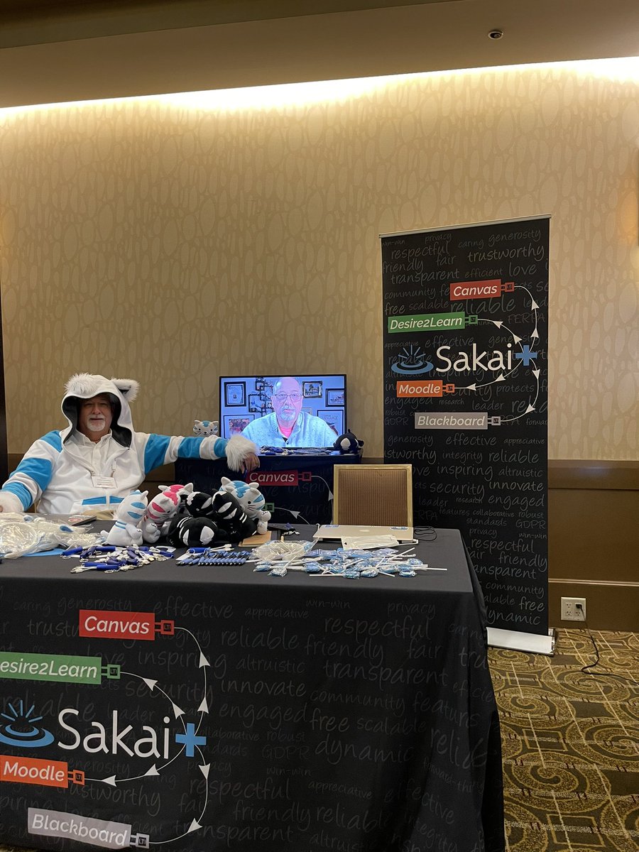 Come say hello to dr.chuck dressed as the sakaiger 😺 here at @learningimpact23 #HigherEd  #edtech