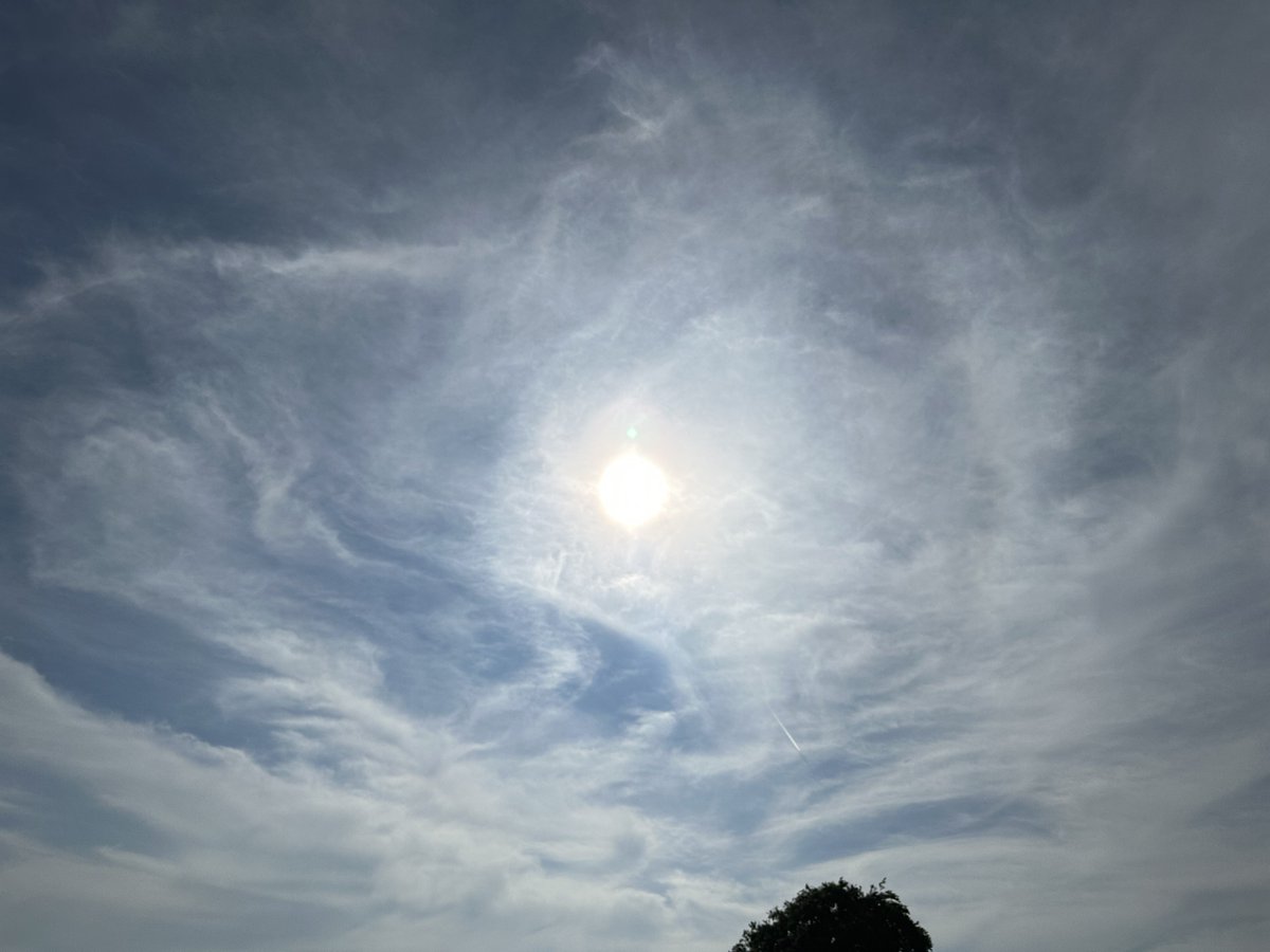 Another glorious evening with lots of sunshine across country. Temperatures ranging from chilly 13c on East coast to 22c on West. East coast residents won’t be sorry to see the back of that Easterly wind come the weekend but I much prefer the fresh breeze to sticky humid weather.