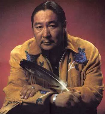 It is #IndigenousHistoryMonth and this is the story of Elijah Harper, a man who altered Canadian history with a single action.

Elijah Harper was born in Red Sucker Lake, Manitoba on March 3, 1949. He was put into residential school in three different locations.

🧵1/6