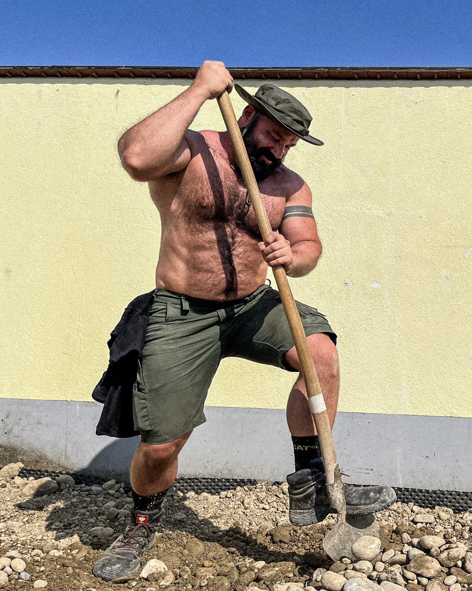 WolfDeutschland's tweet image. day 03 👷🏻‍♂️💚⛏ 
#garden #construction #tradie #beast #musclebear