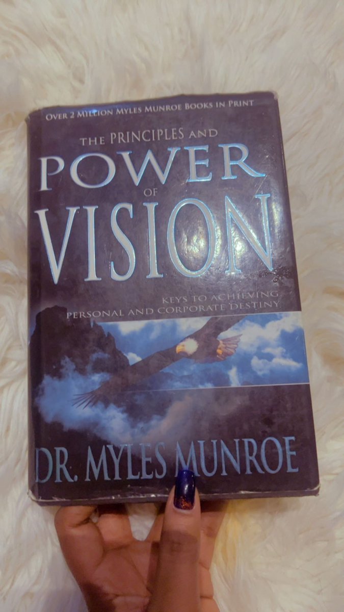 JollyMutesi's tweet image. Some of u ask me about my favorite books, As an avid reader &knowledge seeker, these are my three goto books.
The similarity btn these three is,they all teach about self awareness &regulation which is needed for one to make informed decisions in life. #letslearntogether. ๐ฆ