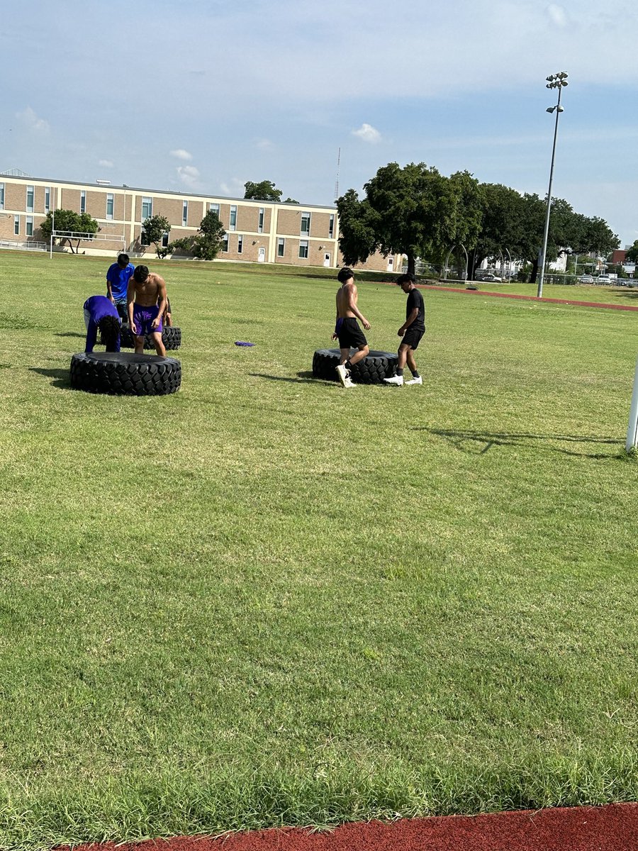 BrackFBall's tweet photo. Day 3 in the 📚! Great turnout and effort by our Eagles all week! 
#BrackNation 🦅 https://t.co/3AZC4qvQLi