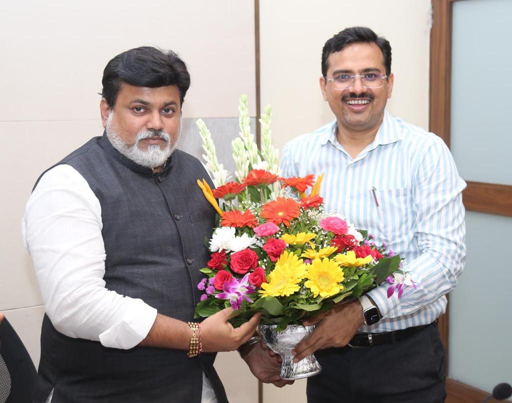 CMEGPScheme's tweet photo. Hon’ Minister Industry  Shri. Uday Samant visited MAITRI office today 7th June, 2023 and taken review of all schemes of Directorate of Industries. 
@CMOMaharashtra
@Dev_Fadnavis @maitri_ifc @MahaDGIPR @samant_uday @dskushwah_singh #industry #maitri #dcm #cm #Maharashtra #Mh #PM https://t.co/rUNS9oqheR
