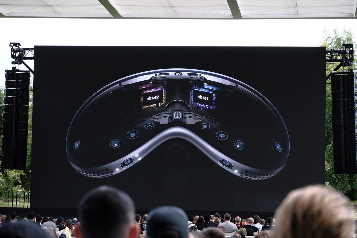 An inside look at #VisionPro with both an #M2 and #R1 chip. #newtech #Apple #WWDC #Edtech #ITSupport