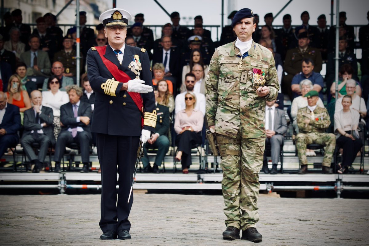 Belgian_Army's tweet photo. Ce 7 juin 2023, sur l’esplanade du Cinquantenaire à Bruxelles, le Général-major Jean-Pol Baugnée Ir a repris  le commandement de la Composante Terre au Général-major aide de camp du roi Pierre Gérard. https://t.co/cfbKMWGCOS