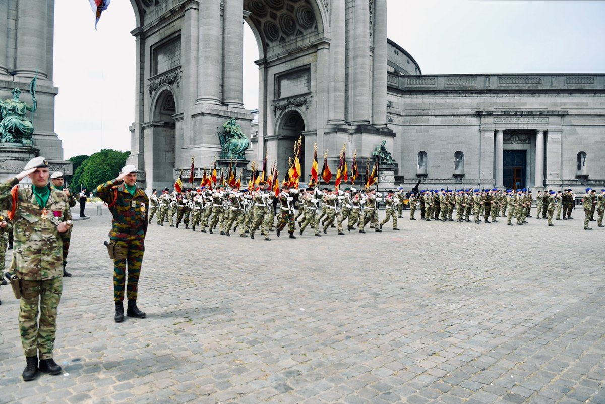 Belgian_Army's tweet photo. Ce 7 juin 2023, sur l’esplanade du Cinquantenaire à Bruxelles, le Général-major Jean-Pol Baugnée Ir a repris  le commandement de la Composante Terre au Général-major aide de camp du roi Pierre Gérard. https://t.co/cfbKMWGCOS