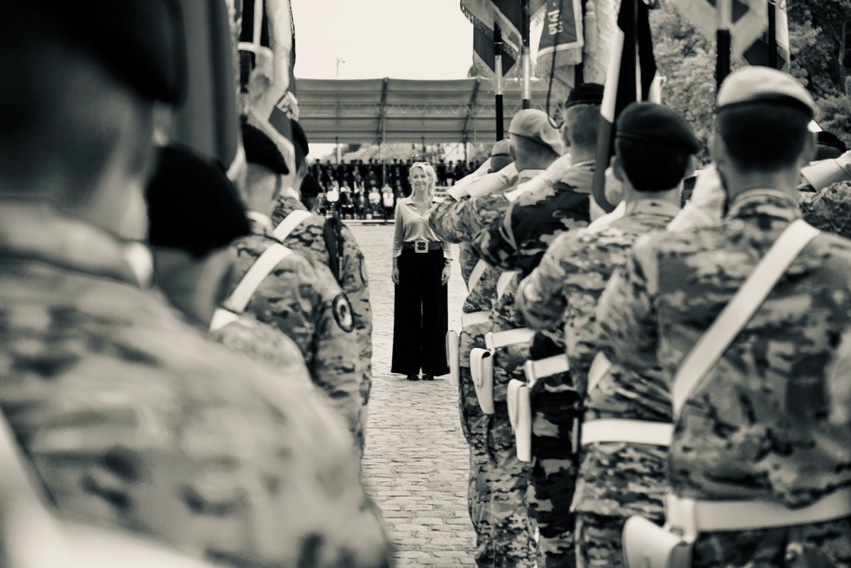 Belgian_Army's tweet photo. Ce 7 juin 2023, sur l’esplanade du Cinquantenaire à Bruxelles, le Général-major Jean-Pol Baugnée Ir a repris  le commandement de la Composante Terre au Général-major aide de camp du roi Pierre Gérard. https://t.co/cfbKMWGCOS