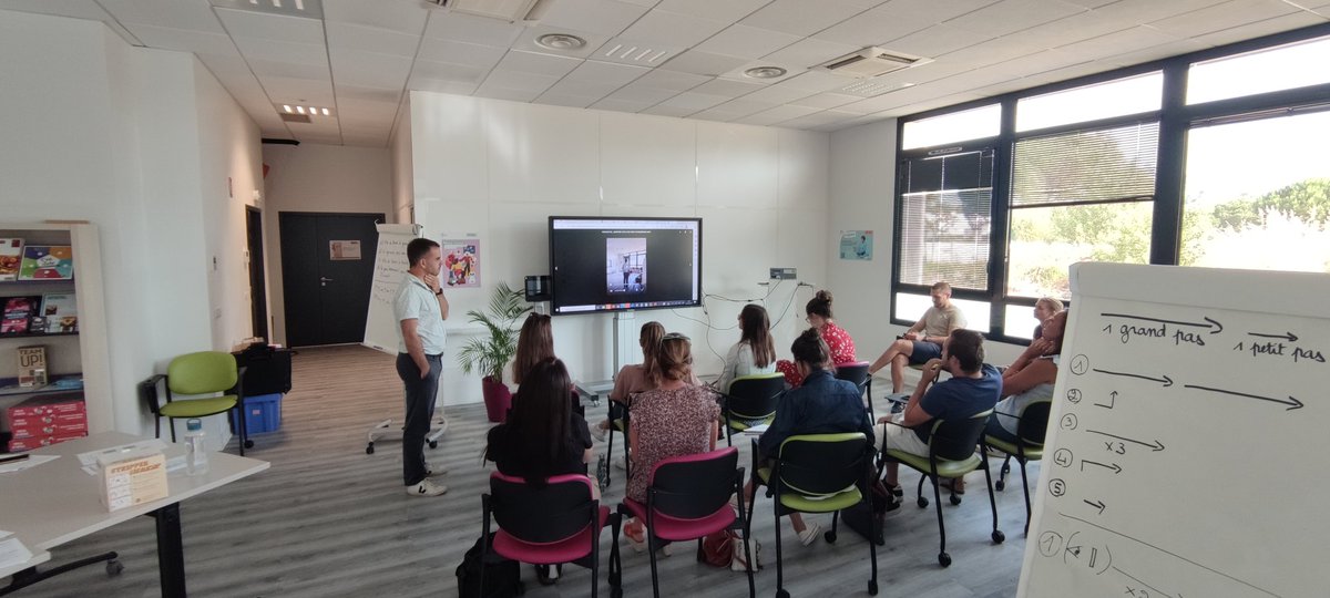 DUPUYFrdric1's tweet image. Comment travailler la #penseeinformatique en classe, de la maternelle au collège ? Réponse dans la formation d&apos;aujourd&apos;hui en direction des jeunes enseignants avec ateliers en #infodebranchee et de la programmation #VPL3 avec @ThymioII. @DsdenGironde @canope_33 Cédric Doisneau