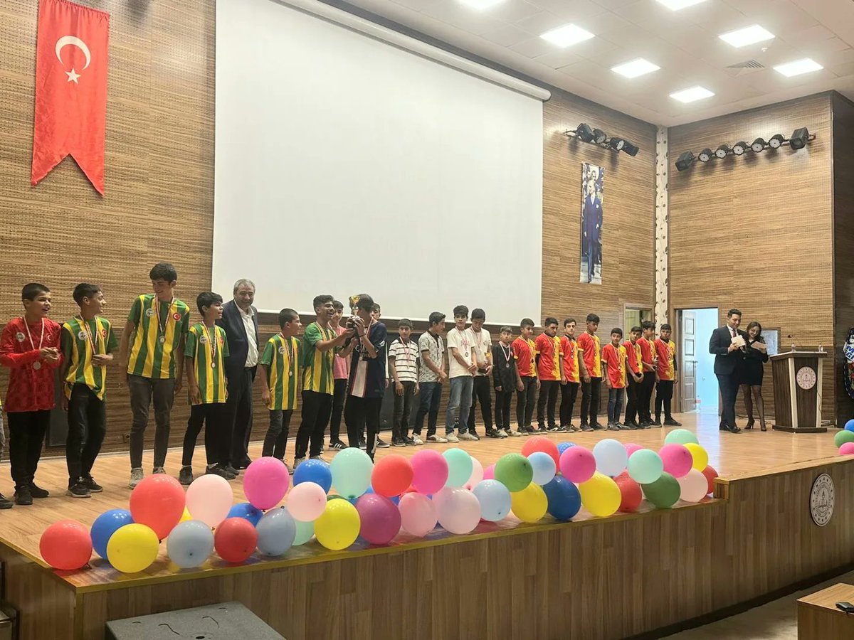 EyyubiyeMem63's tweet photo. 2020-2021 Eğitim Öğretim yılının sonuna doğru Pandemi dolayısıyla okuldan uzaklaşan  öğrencileri tekrar okula kazandırmak ve eksikliklerini gidermek amacıyla ‘Ovanın Başaklarıyla Telafiye‘ sloganıyla gönüllülük esasına dayalı https://t.co/cFJCCsQK0e