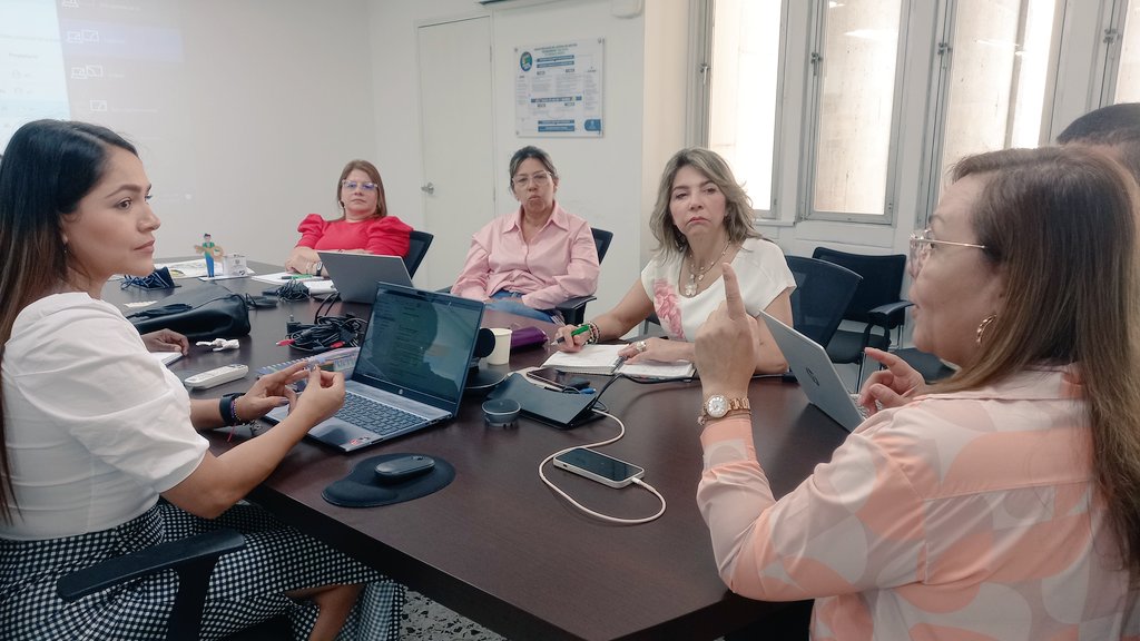 control_cali's tweet photo. #AEstaHora reunión con jefes de Control Interno de @GoberCaldas, Julieta Toro y @HospitalPiloto, Luisa Villegas, en socialización sobre el Subproceso Fomento de la Cultura del Control. 
Ellas participaron en el Congreso Territorial Buenas Prácticas de Oficinas de Control Interno. https://t.co/98MYWcmMVL