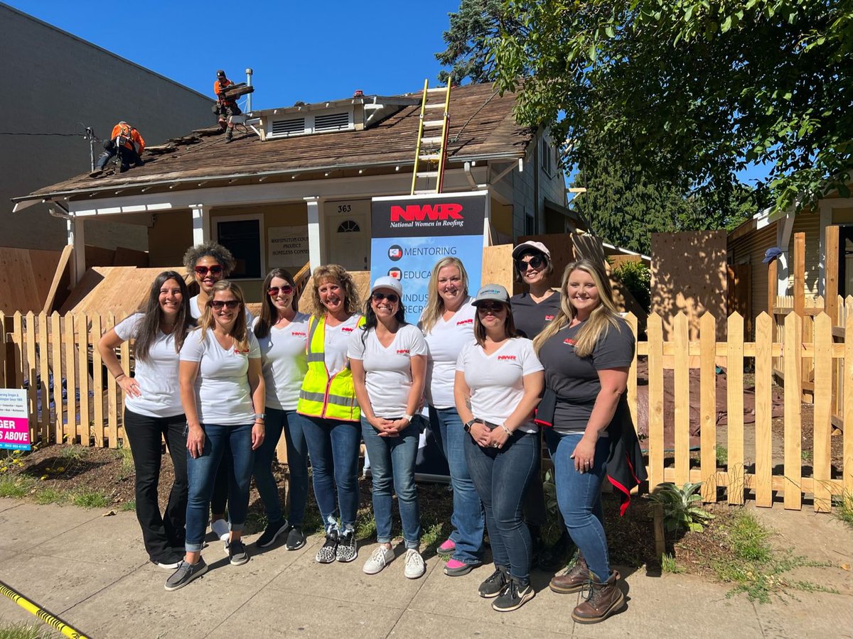 Official_CRRC's tweet photo. On #CharitableProjects day of #NationalRoofingWeek, CRRC Deputy Director Sarah Schneider joined the @NatlWomeninRoof Oregon Council to help re-roof a home for Project Homeless Connect! https://t.co/BxCcnVjADS