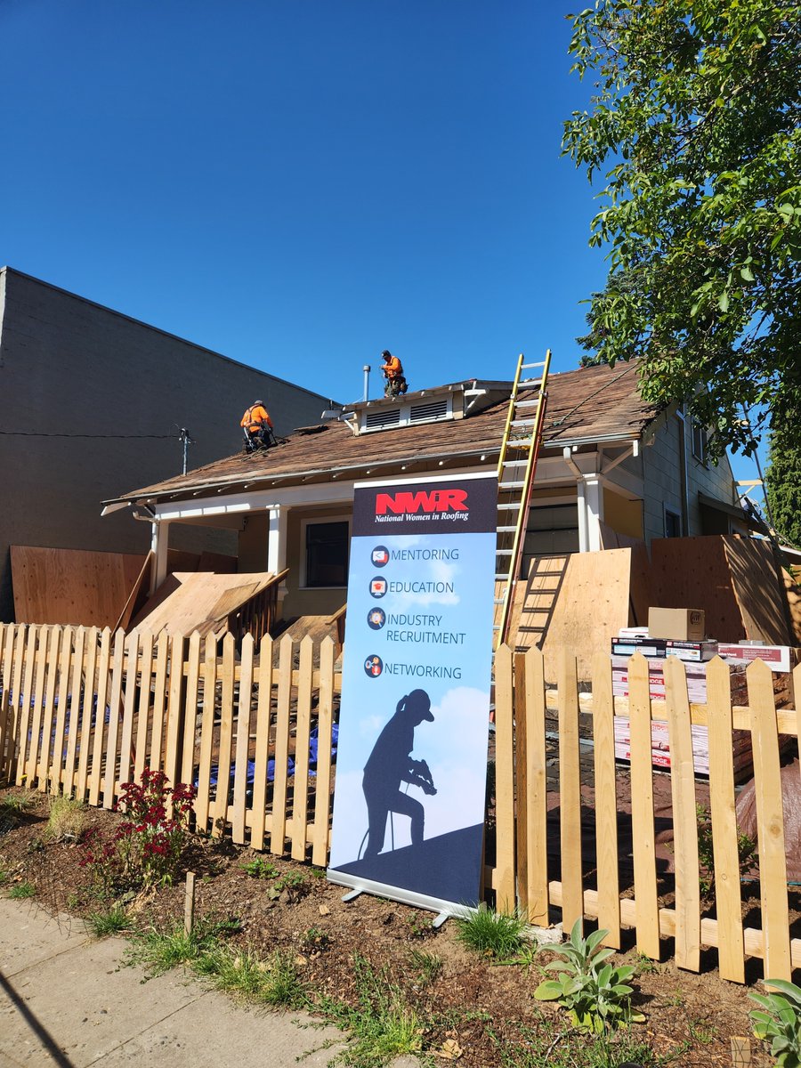 Official_CRRC's tweet photo. On #CharitableProjects day of #NationalRoofingWeek, CRRC Deputy Director Sarah Schneider joined the @NatlWomeninRoof Oregon Council to help re-roof a home for Project Homeless Connect! https://t.co/BxCcnVjADS