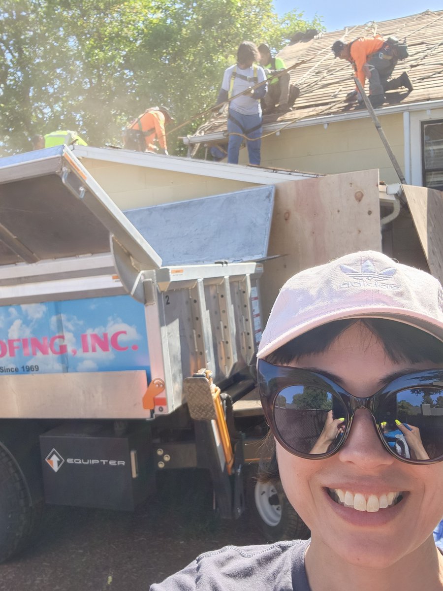 Official_CRRC's tweet photo. On #CharitableProjects day of #NationalRoofingWeek, CRRC Deputy Director Sarah Schneider joined the @NatlWomeninRoof Oregon Council to help re-roof a home for Project Homeless Connect! https://t.co/BxCcnVjADS
