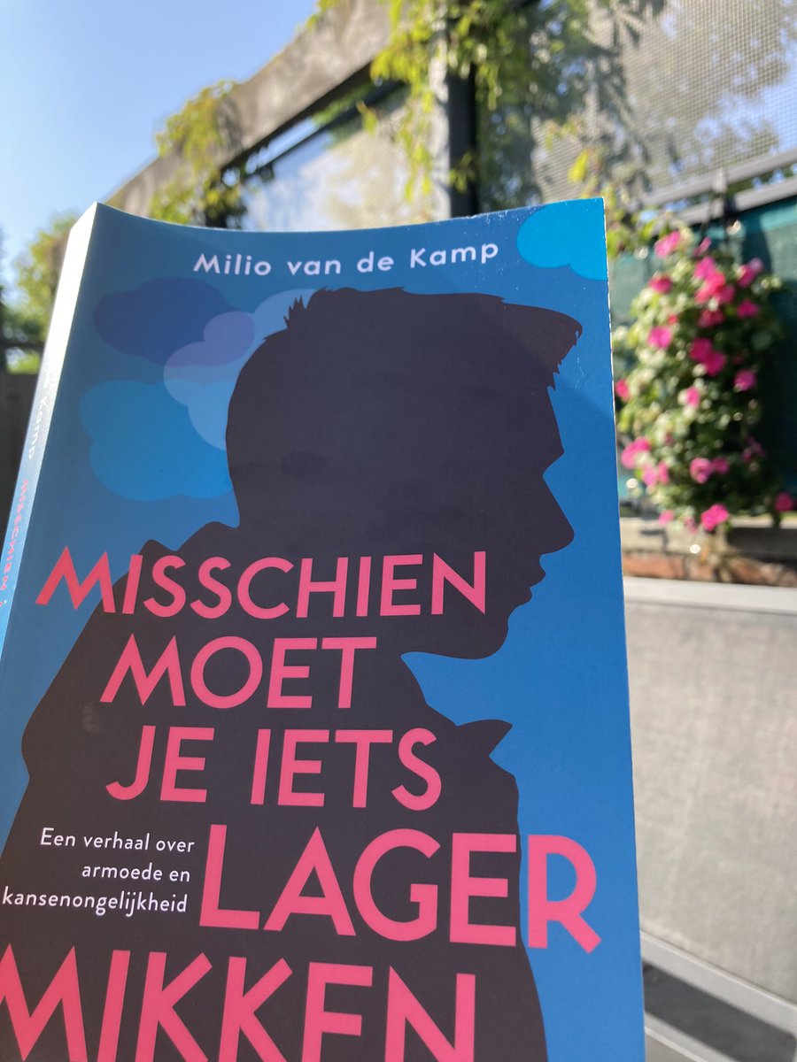 ‘Misschien moet je wat lager mikken’ van Milio van de Kamp. Wat een belangrijk boek is dit. Opent je ogen waar het gaat om kansenongelijkheid en armoede, en dat het echt niet zomaar aan iedereen gegeven is om daar uit te komen. Iedereen zou dit moeten lezen. #mbo @Aherbrink