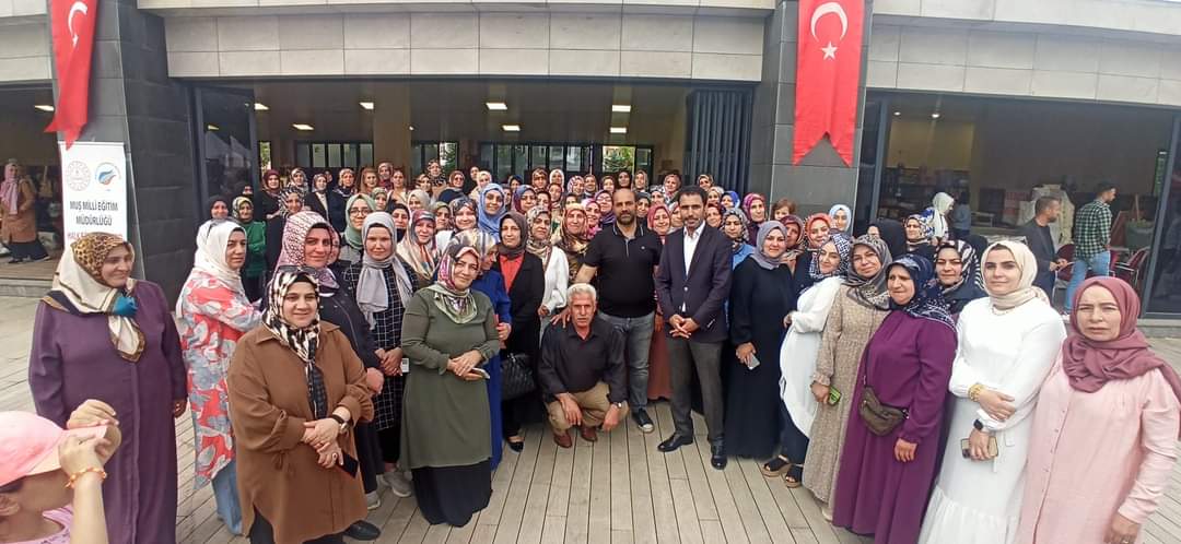 mushem49's tweet photo. BİZ BÜYÜK BİR AİLEYİZ.. ❤️

“Hayat Boyu Öğrenme Haftası” etkinlikleri kapsamında açmış olduğumuz sergimizin bugün kapanışını yaptık. Büyük emeklerin neticesinde hazırlanan sergide emeği geçen tüm arkadaşlarımıza teşekkür ederiz.

@TCMusValiligi 
@hbfettahoglu 
@MusMilliEgitim1 https://t.co/aCbmQj7CxE