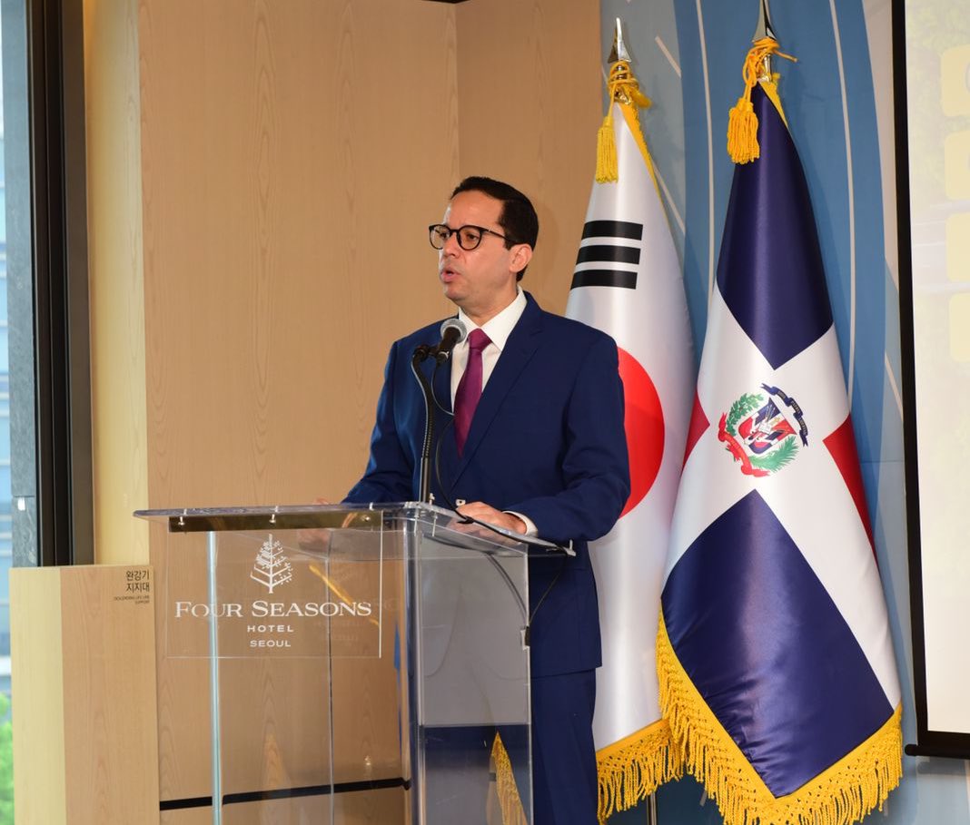 SigmundFreund's tweet photo. Concluimos con éxito nuestro evento “Investment Opportunities in the Dominican Republic: Ambar Highway” 🙌🏼🌍🇩🇴🇰🇷

En coordinación con @RDenCorea, presentamos el proyecto de la #AutopistaDelÁmbar a importantes empresas Coreanas🔗🇰🇷

Seguimos trabajando en la agenda de la semana y en las reuniones one to one🙌🏼

#DGAPPEnCorea #SeguimosCambiando