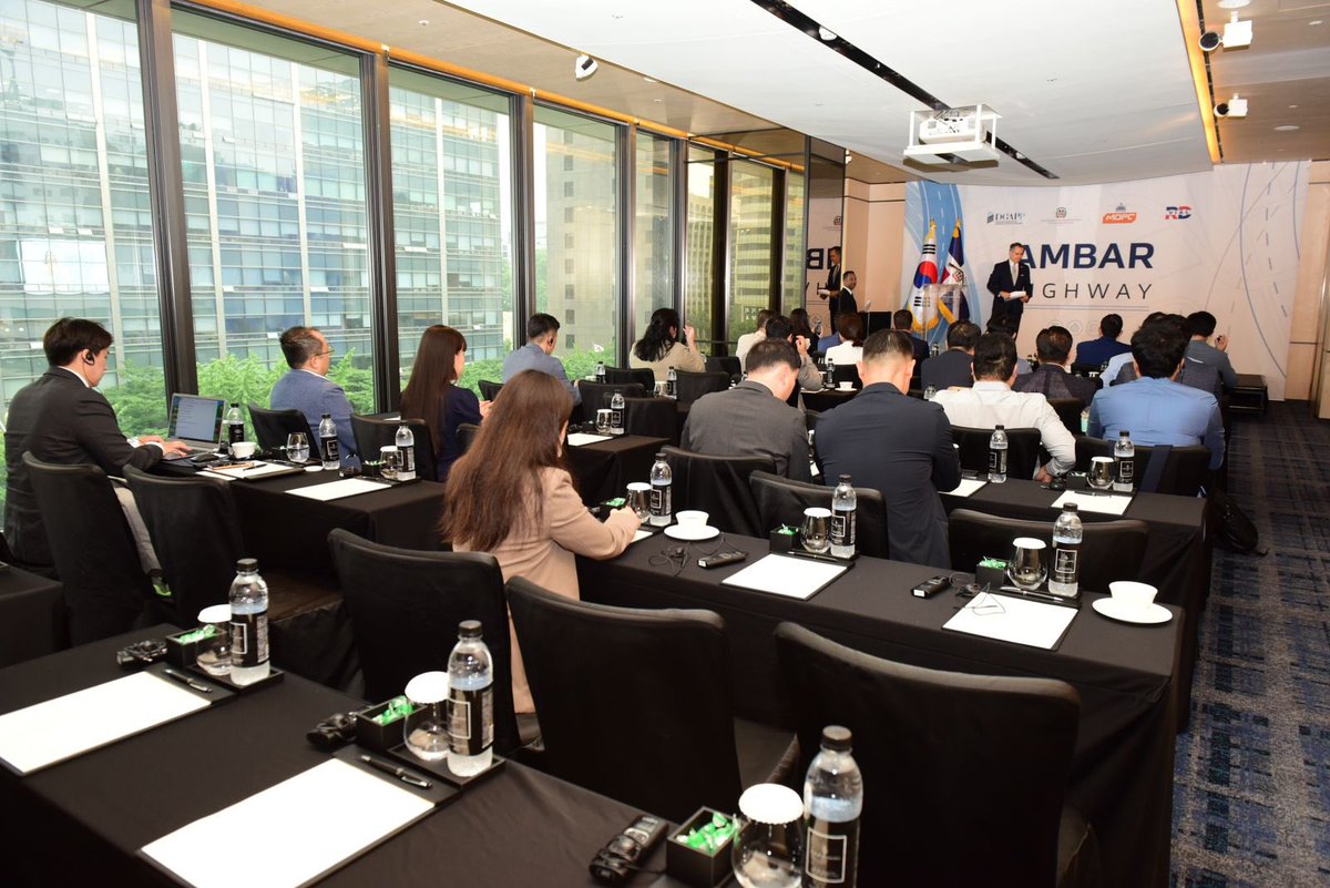SigmundFreund's tweet photo. Concluimos con éxito nuestro evento “Investment Opportunities in the Dominican Republic: Ambar Highway” 🙌🏼🌍🇩🇴🇰🇷

En coordinación con @RDenCorea, presentamos el proyecto de la #AutopistaDelÁmbar a importantes empresas Coreanas🔗🇰🇷

Seguimos trabajando en la agenda de la semana y en las reuniones one to one🙌🏼

#DGAPPEnCorea #SeguimosCambiando