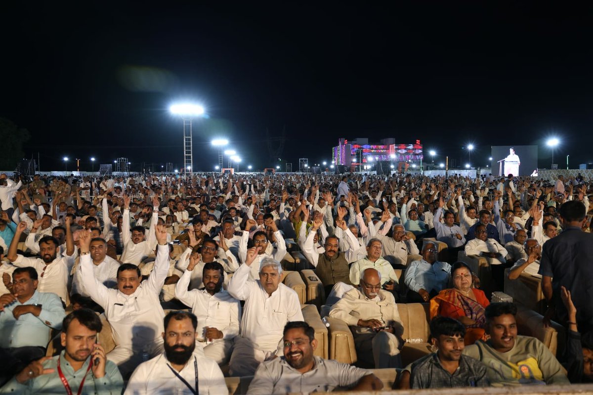 Bhupendrapbjp's tweet photo. માન. ભાજપા પ્રદેશ પ્રમુખ શ્રી સી. આર. પાટીલ, કર્ણાટકના માન. પૂર્વ રાજ્યપાલ શ્રી વજુભાઇ વાળા, સાથી મંત્રીશ્રીઓ અને મહાનુભાવોની સાથે આટકોટની શ્રી કે.ડી.પરવાડિયા મલ્ટી સ્પેશ્યાલિટી હોસ્પિટલમાં નવા બનેલ હૃદયરોગ વિભાગ(કેથલેબ) તથા બે નવા મોડયુલર ઓપરેશન થિયેટરનું લોકાર્પણ કર્યું. https://t.co/nf1jHqld2w