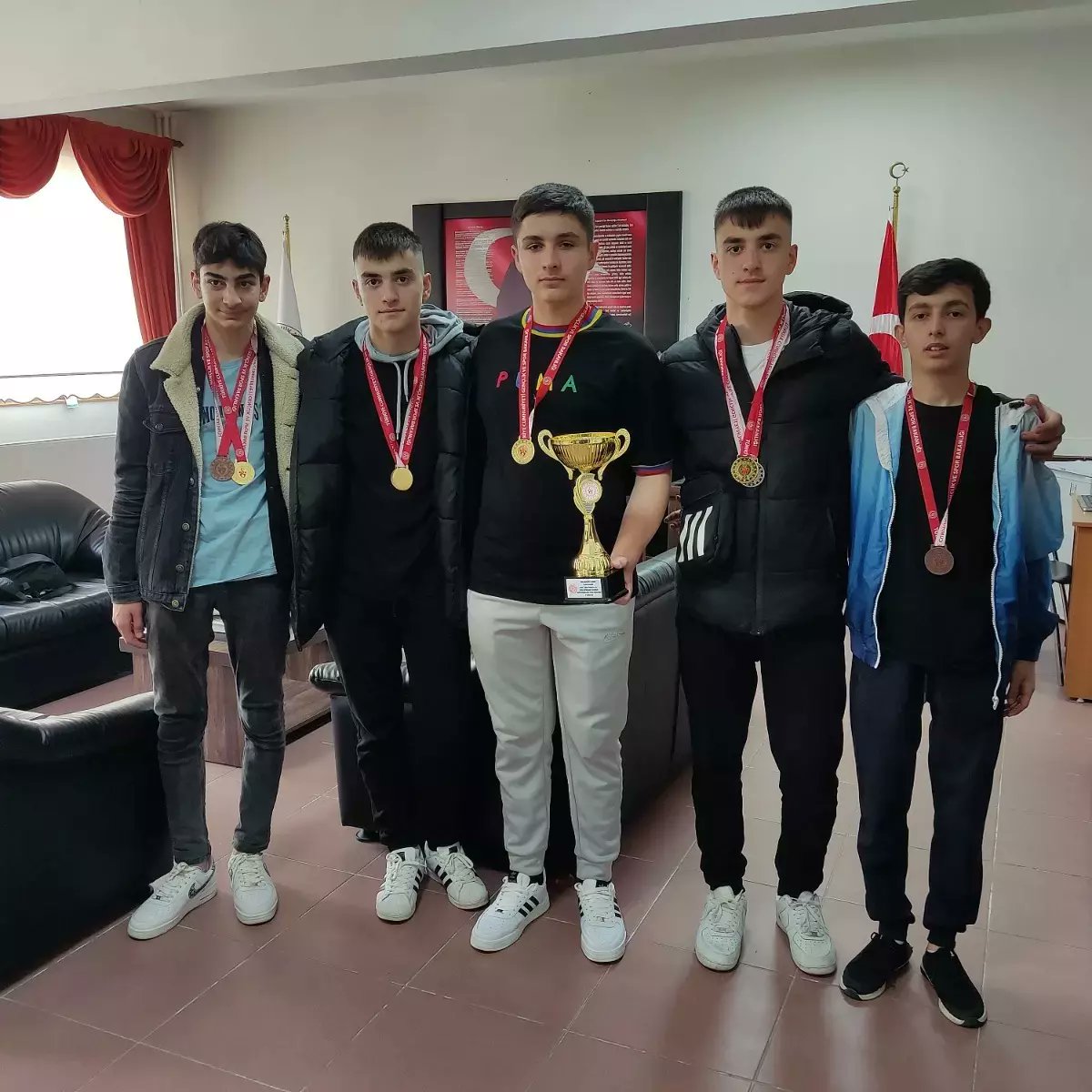 Balıkesir'de yapılan Liseler arası Dağ Tırmanışı Türkiye şampiyonasında 5.ci olan öğrencilerimiz ilimizi başarı ile temsil etmişlerdir.
<a href="/Yusuf__Tekin/">Yusuf Tekin</a> <a href="/nznsener/">Nazan ŞENER</a>