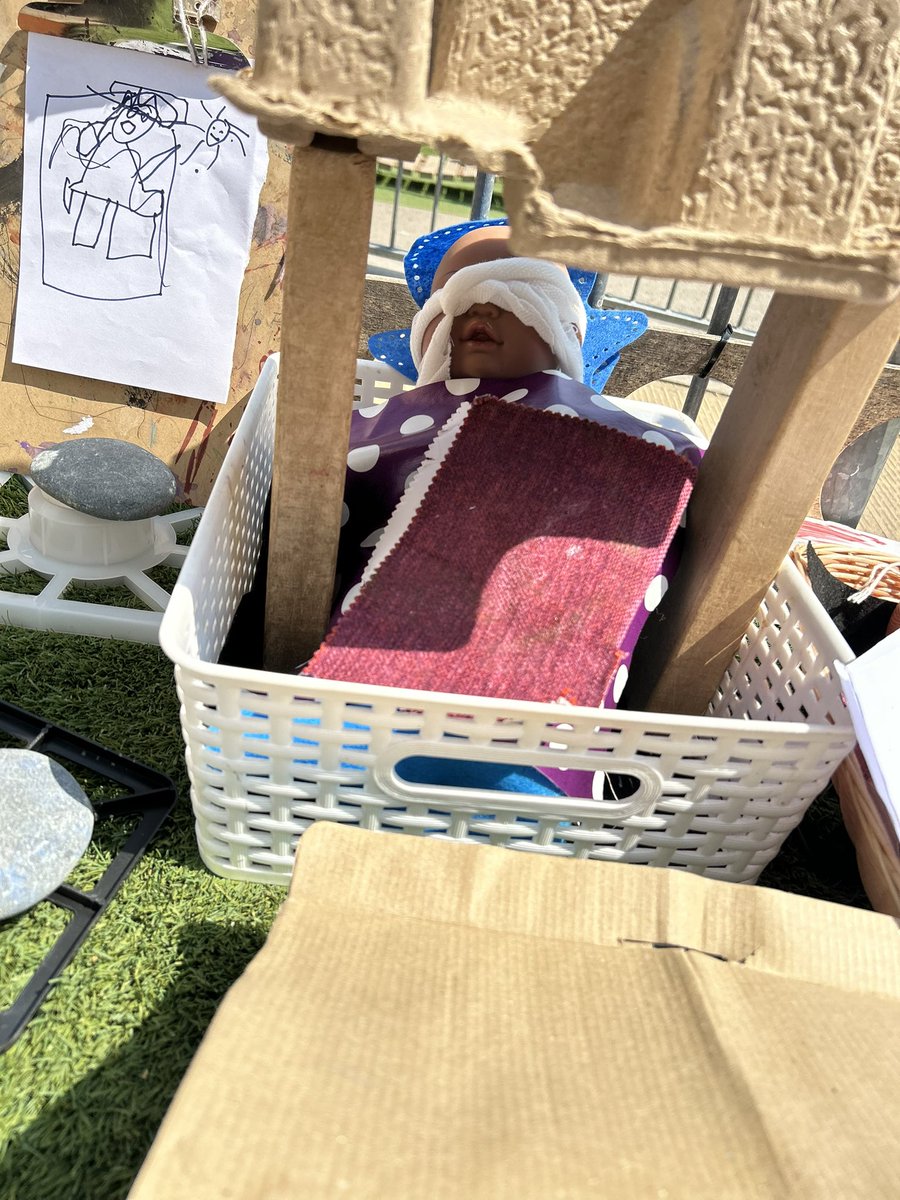 Monnow_Primary's tweet photo. Wonderful to respond and observe in childrenβs play this morning. Following schematic interests, the children created an area for injured dolls. Lots of engagement on a much deeper level! βThis is the x-ray to see what bones he has brokenβ #enablinglearning @EAS_EarlyYears https://t.co/ryOwyrXZhB