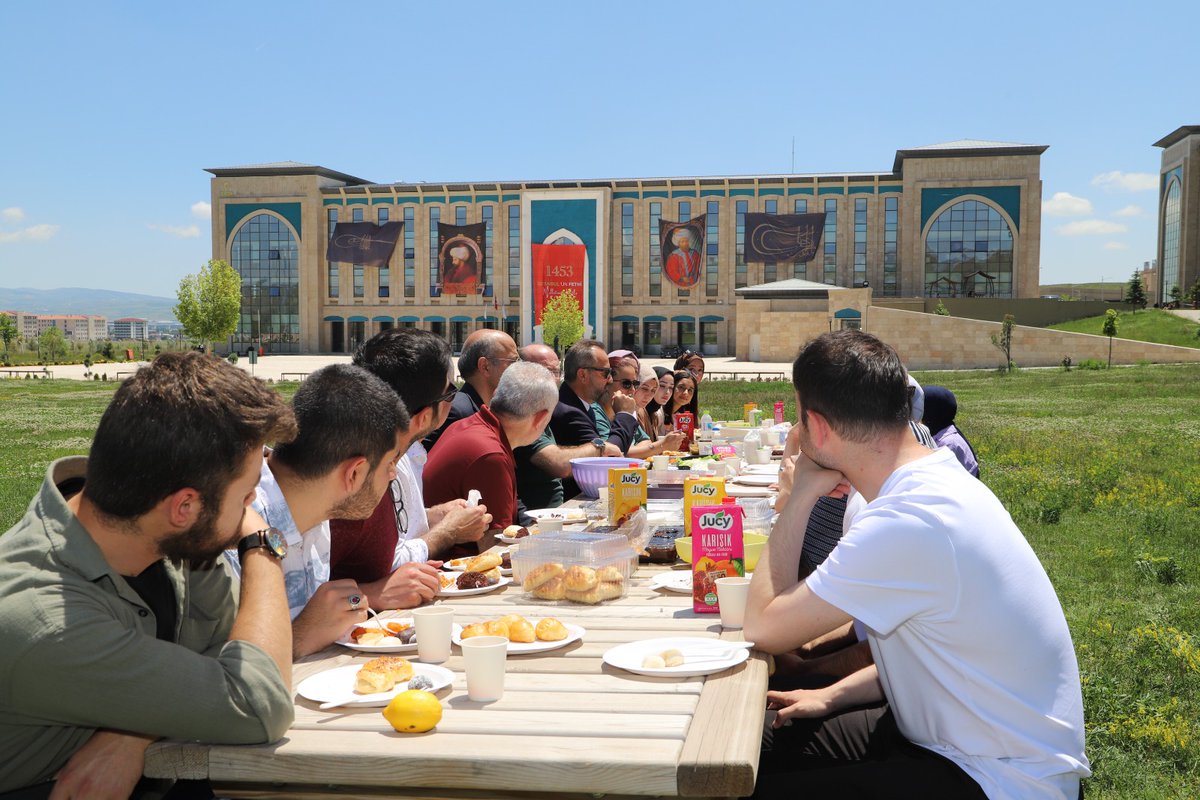 Rektörümüz Prof. Dr. İbrahim Aydınlı, Esenboğa Külliyesi'nde İnsan ve Toplum Bilimleri Fakültesi Türk Dili ve Edebiyatı Bölüm öğrencilerimizin düzenlediği piknikte öğrencilerimizle hasbihal etti.