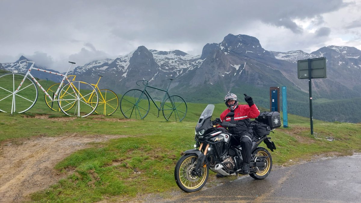 abelsoler68's tweet photo. Mira que he rodat per carreteres brutals aquest últim any .... i de cop, sense voler (en teoria el teníem que trobar tancat), em trobo travessant de nou el meu coll preferit... el #coldaubisque
#SOLERideradventure #motardsdelbisaura #awayoflife #honda #africatwinadventuresports https://t.co/uBU30Tznjz