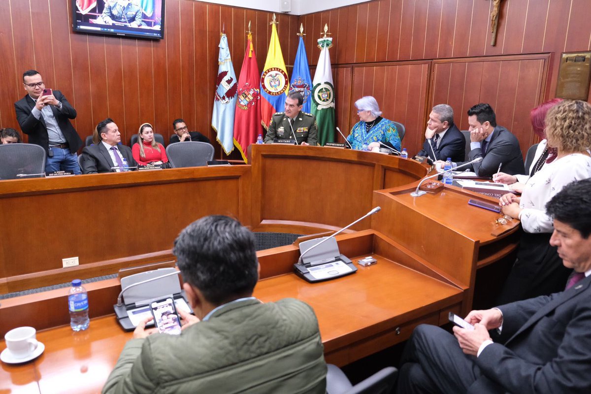 Senado de la República 🇨🇴 (@senadogovco) on Twitter photo #ComisiónII | Los senadores <a href="/joseVcarreno101/">Jose Vicente Carreño Castro</a>, <a href="/Lidiosenado/">Lidio Garcia Turbay</a> y <a href="/AntonioJCorreaJ/">AntonioCorreaSenador</a>, exaltaron las cualidades del Mayor General William René Salamanca Ramírez y manifestaron su complacencia por el ascenso aprobado en primer debate en la <a href="/ComisionSegunda/">Comisión Segunda del Senado de la República</a>.
🔃 bit.ly/3oPnj51 #ComisiónII | Los senadores <a href="/joseVcarreno101/">Jose Vicente Carreño Castro</a>, <a href="/Lidiosenado/">Lidio Garcia Turbay</a> y <a href="/AntonioJCorreaJ/">AntonioCorreaSenador</a>, exaltaron las cualidades del Mayor General William René Salamanca Ramírez y manifestaron su complacencia por el ascenso aprobado en primer debate en la <a href="/ComisionSegunda/">Comisión Segunda del Senado de la República</a>.
🔃 bit.ly/3oPnj51