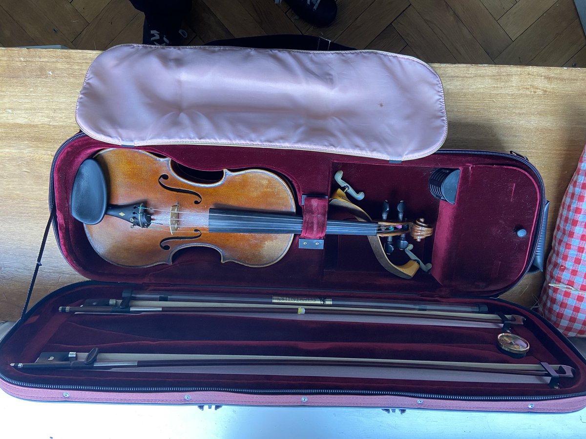 Falls jemand eine sehr schöne Geige im Südwesten Berlins heute Nachmittag verloren hat: die Geige befindet sich bei uns! (Wer glaubt auf diese Weise zu einer Geige kommen zu können: uns ist der Name des Besitzers bekannt...)