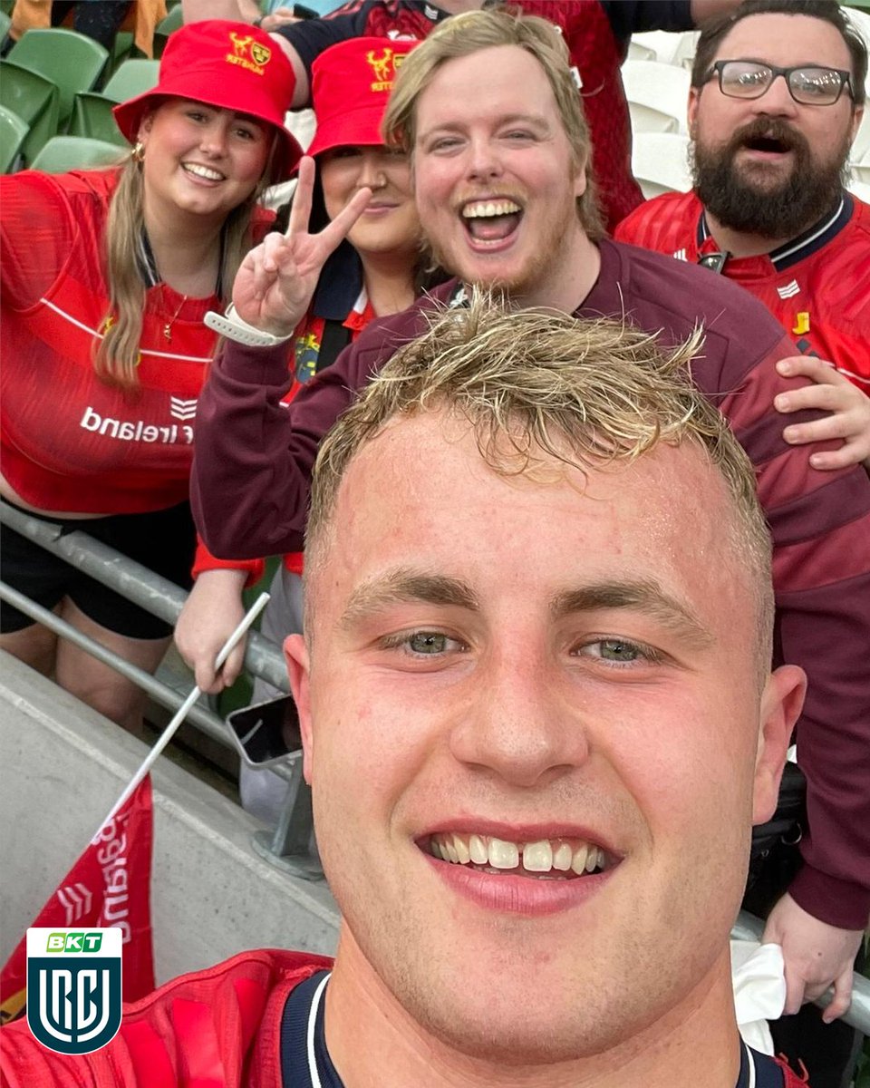 URCOfficial's tweet photo. This group of @MunsterRugby fans managed to get 3️⃣ successive Play Off selfies with @CraigCasey9 👏

1️⃣ Scotstoun Stadium 🏴󠁧󠁢󠁳󠁣󠁴󠁿
2️⃣ Aviva Stadium 🇮🇪
3️⃣ DHL Stadium 🇿🇦

#BKTURC #URC | #UnitedWeRise https://t.co/aCC4ZtNWVN