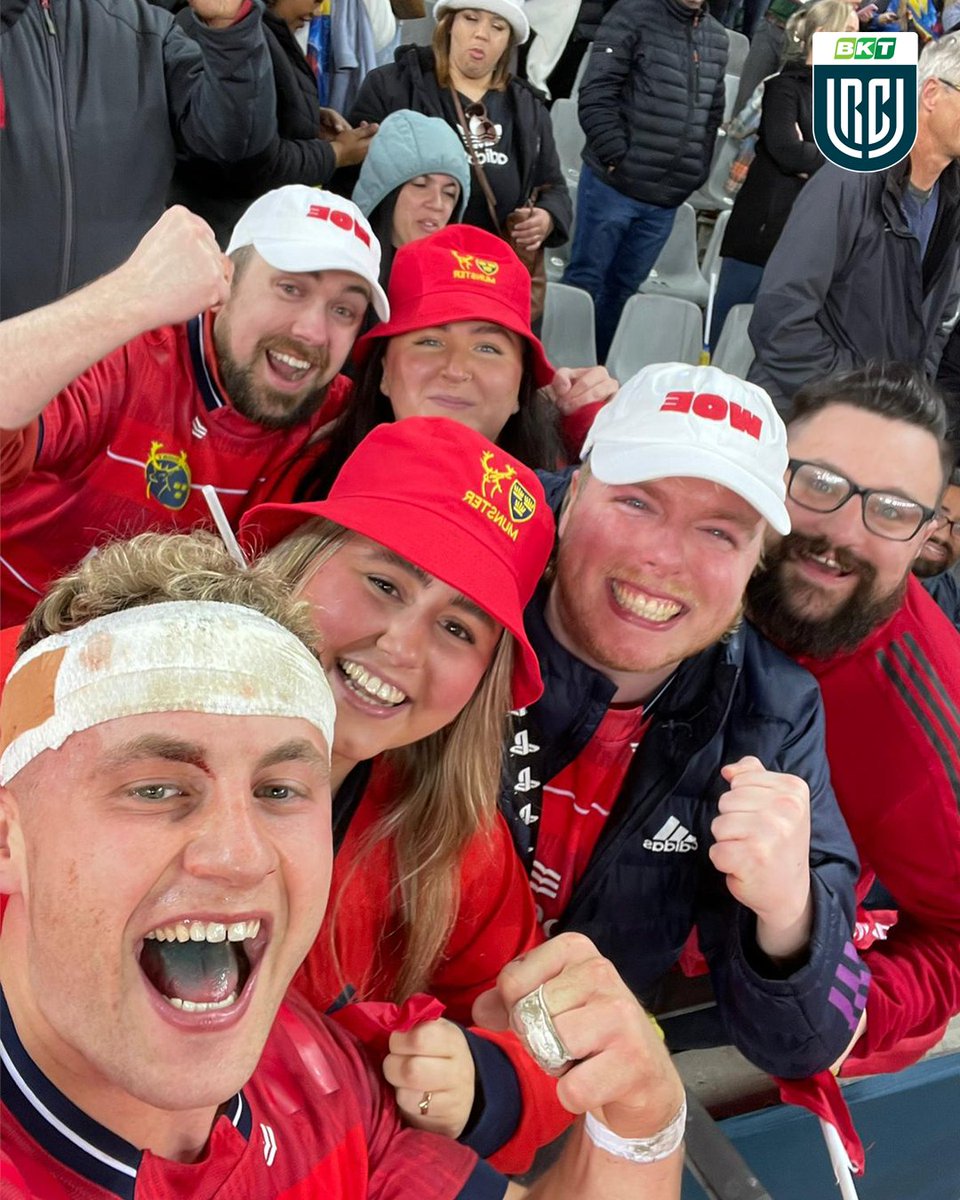 URCOfficial's tweet photo. This group of @MunsterRugby fans managed to get 3️⃣ successive Play Off selfies with @CraigCasey9 👏

1️⃣ Scotstoun Stadium 🏴󠁧󠁢󠁳󠁣󠁴󠁿
2️⃣ Aviva Stadium 🇮🇪
3️⃣ DHL Stadium 🇿🇦

#BKTURC #URC | #UnitedWeRise https://t.co/aCC4ZtNWVN