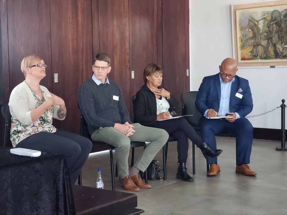 Taalkommissie's tweet photo. Die einde van Standaardafrikaans? Dankie aan @heintweets (gesprekleier) en die paneel, Gerda Odendaal (@DieWoordeboek), Rudolf Stehle (@Netwerk24) en Ria Olivier (@Taalraad), wat dié onderwerp aangedurf het. 2/4 https://t.co/ylygTOX9aV