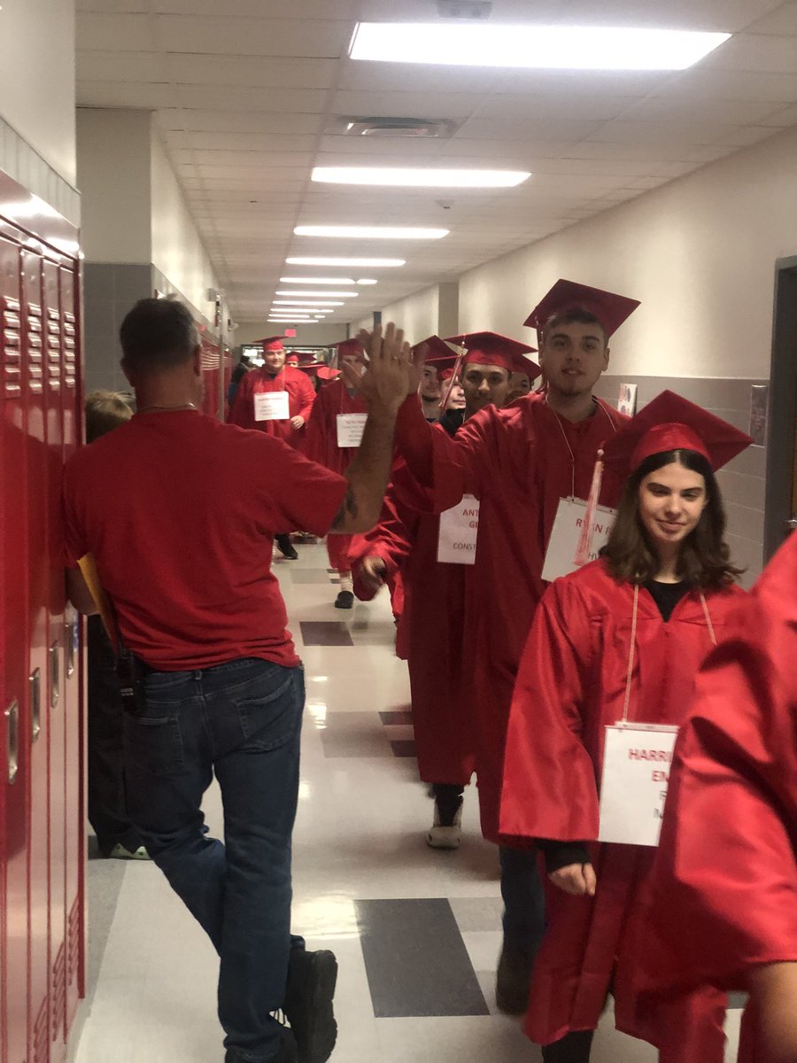 Brendan_Keiser's tweet photo. Congratulations, seniors!! #SeniorWalk #Graduationisalmosthere
@Holley_MS_HS @HolleyCSD https://t.co/VuASYcMBbm