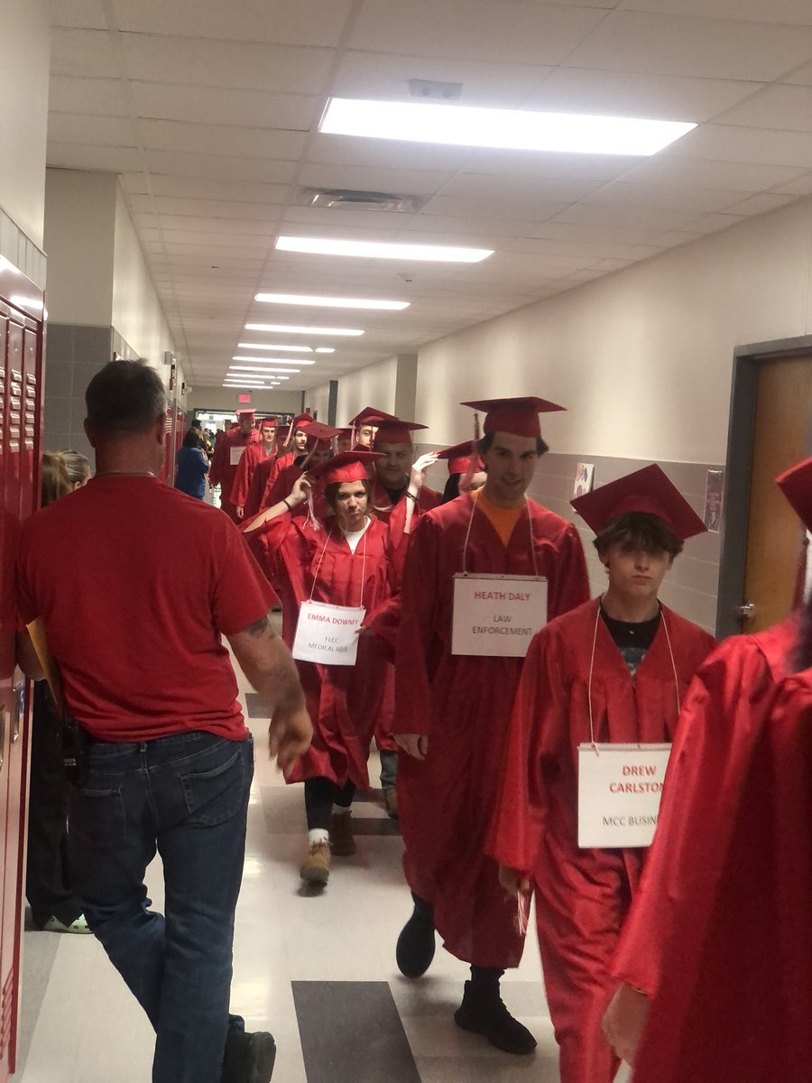 Brendan_Keiser's tweet photo. Congratulations, seniors!! #SeniorWalk #Graduationisalmosthere
@Holley_MS_HS @HolleyCSD https://t.co/VuASYcMBbm