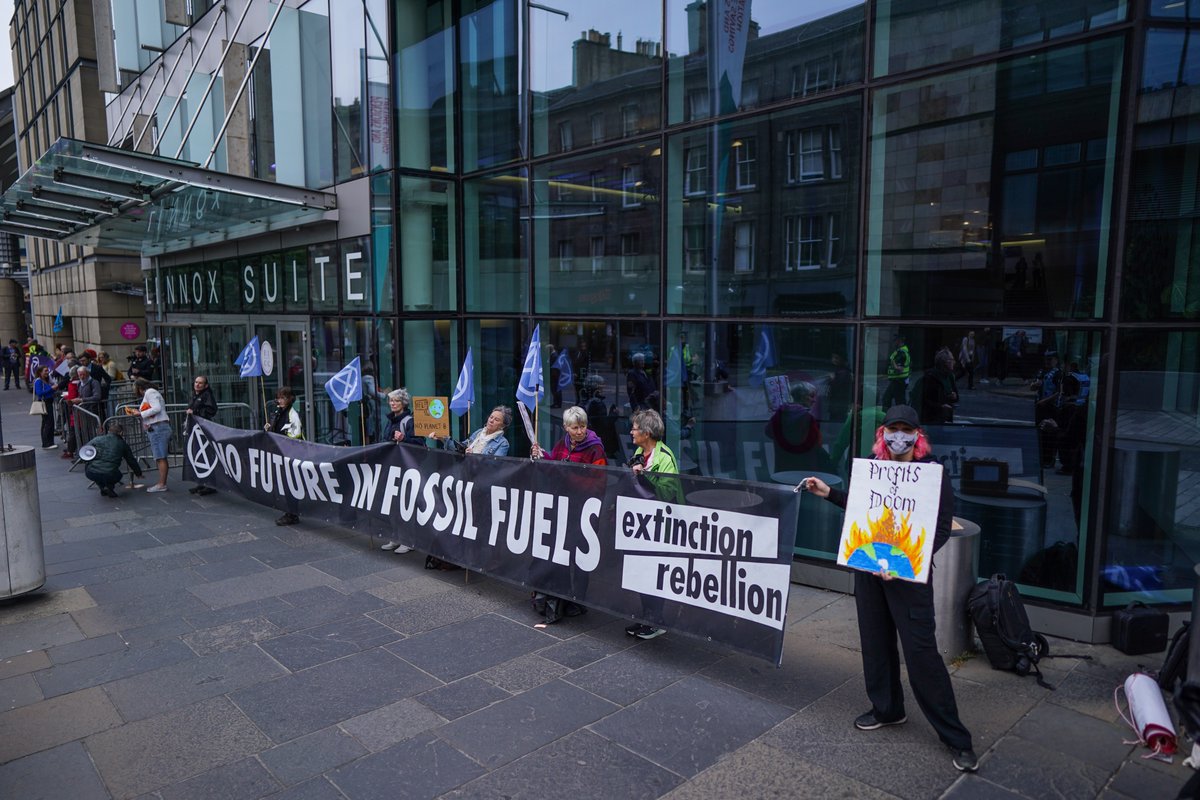 DivestLothian's tweet image. We were delighted to join @xr_Edinburgh &amp;amp; friends outside the PLSA Pension Investment conference in Edinburgh today to tell the 111 UK pension funds at the conference, including the #LothianPensionFund, to #divest from planet-wrecking fossil fuels.🔥 #PLSAinvest23 #ClimateJustice