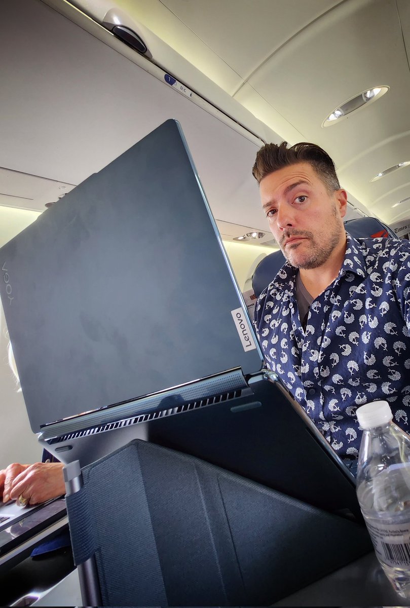 Lenovo Yoga Book 9i: letting you be 'that guy' on a plane since 2023 😄